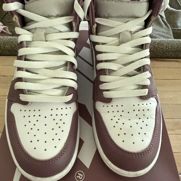 Nike Air Jordan 1 Retro High OG in Mauve and White - Picture 2 of 8